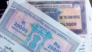 உயிலின் அசலை கிழித்து.. கைரேகையை அழித்து பத்திரப்பதிவு.. போலி உயில் தயாரித்தது இவரா? பரபர புதுச்சேரி