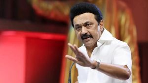 தமிழ்நாடு இப்போ நிம்மதியா இருக்கு..”அவர்” அமெரிக்காவில் இருப்பதே நல்லது! யார் சொல்றாங்கன்னு பாருங்க!