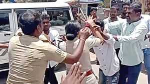 கூந்தலை இழுத்து.. அருப்புக்கோட்டை பெண் டிஎஸ்பியை தாக்கிய 7 பேரை தூக்கிய போலீஸ்.. 8 பேர் மீது வழக்கு