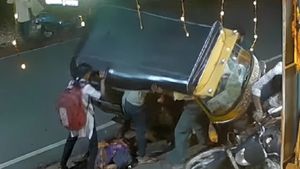 மீனை போல துடிதுடித்த மகள்.. ஆட்டோவில் யார் பாருங்க.. ஒரே நொடியில் மாணவியின் 