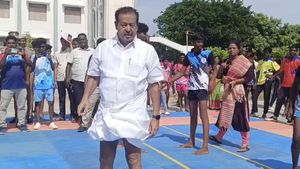 நான் இறங்கி வரவா? வேட்டியை மடித்துக் கட்டி இறங்கிய அமைச்சர் பொன்முடி! அசந்து போன மாணவர்கள்..!