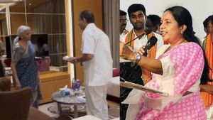 அதிர வைத்த அன்னபூர்ணா ஓட்டல் ஓனர்.. வேலையை காட்டிய திமுக! புண்படுத்த வேண்டாம்.. வானதி சொன்ன வார்த்தை