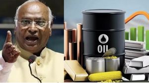 ஒரு லிட்டர் பெட்ரோல் ரூ.48.. இதுதான் இன்றைய விலையாக இருந்திருக்க வேண்டும்! அடித்து சொல்லும் கார்கே 