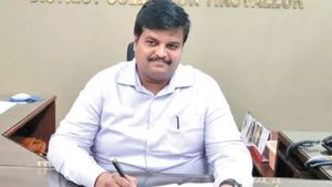 கோவிலுக்குள் அனுமதிக்கப்படாத பட்டியலின மக்கள்..  திருவள்ளூர் கலெக்டர் செய்த தரமான சம்பவம்.. சபாஷ் 