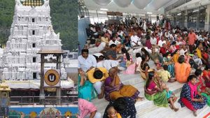 நாளை புரட்டாசி 1! திருமலை திருப்பதியில் 3 கி.மீ. தூரத்திற்கு நீண்டு இருக்கும் பக்தர்கள் கூட்டம்! 