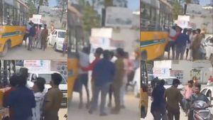 பள்ளி பேருந்தை வழிமறித்து தாக்கிய கும்பல்.. கதறிய மாணவர்கள்.. அதிர்ச்சியில் உறைந்த பெங்களூர் மக்கள் 