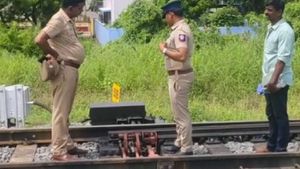  பொன்னேரி அருகே ரயிலை கவிழ்க்க சதியா? திடீர் பரபரப்பு.. ரயில்வே போலீசார் தீவிர விசாரணை!