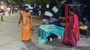 நரிக்குறவர் பெண் ஒரே மிதி.. நெற்றியில் விபூதி பூசிவிட்ட 
