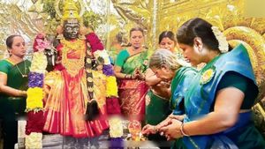  தஞ்சாவூரில் சிலிர்ப்பு.. தமிழில் வேத மந்திரம் ஓதி பெண்கள் கும்பாபிஷேகம்.. முதல்முறையாக தஞ்சையில்..!