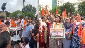  உடைந்த சத்ரபதி சிவாஜி சிலை.. காலணியால் அடிக்கும் போராட்டம் நடத்திய சிவசேனா, என்சிபி, காங்கிரஸ்!