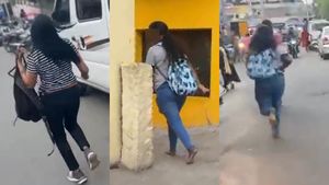  நாங்க யாரு தெரியுமா? ரோட்டில் அலறி துடித்து ஓடிய பெண்கள்.. வீடியோ எடுத்த இளைஞர்கள்! கொடைக்கானல் ஷாக்