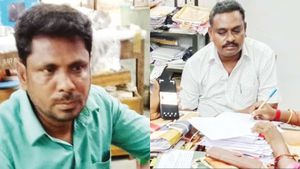 ஆசிரியர் வைத்த பொறியில் அப்பட்டமாக சிக்கிய அரசு ஊழியர்கள்.. பெரம்பலூர் கலெக்டர் ஆபிஸில் பரபரப்பு 