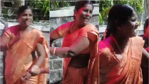 சேலத்தில் ஓடும் பஸ்ஸில் வந்த ஆசை.. ஒரே அசிங்கமா போச்சு குமாரு.. கையும் களவுமாக சிக்கிய பெண் 