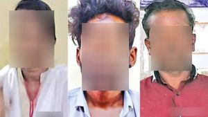 22 முறை விடாமல் ஆவேசம்.. கணவனை காலி செய்த தேனி பெண்.. கள்ளக்காதலனுடன் சிக்கியது எப்படி? 