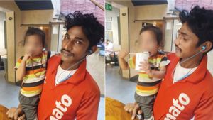 மனைவி இல்லை.. 2 வயது குழந்தையோடு டெலிவரி செய்த ஜோமேட்டோ ஊழியர்.. ஸ்டார்பக்ஸ் மேனேஜர் தந்த கிப்ட் 