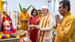 உச்சநீதிமன்ற தலைமை நீதிபதி வீட்டு பூஜையில் 'என்ட்ரியான' மோடி-வரிந்து கட்டி விளாசும் எதிர்க்கட்சிகள்!