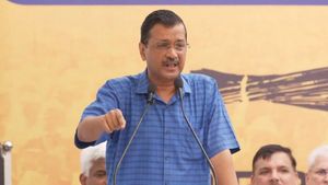  அரவிந்த் கெஜ்ரிவால் நாளை பதவி விலகல்.. அடுத்த டெல்லி முதல்வராகிறாரா மனைவி சுனிதா கெஜ்ரிவால்?