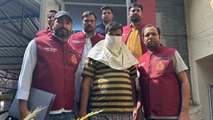 நீதிபதி உட்பட 50 பெண்களை ஏமாற்றிய இளைஞர்.. கல்யாண வலை விரித்த திமிங்கலமே சிக்கியது எப்படி? 