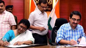 இதுதான் முதல்முறை.. கணவர் அந்த சீட்டை விட்டு இறங்கிய அடுத்த நிமிடம்.. தலைமைச் செயலாளரான மனைவி!