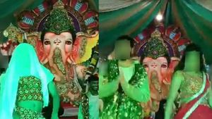  விநாயகர் சதுர்த்தி.. பிள்ளையார் சிலை முன்பு ஆபாச டான்ஸ் ஆடிய இளம்பெண்கள்! பக்தர்கள் ஷாக்