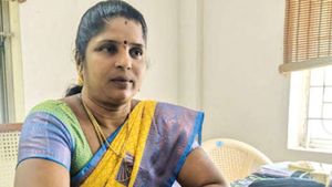 விஏஓ டூ தாசில்தார் விடை தெரியாத கேள்வி.. விருதுநகரில் பொறியில் சிக்கிய பெண் அரசு அதிகாரி.. சிக்கல் 
