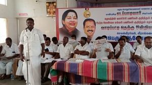 திமுகவை வீழ்த்த அதிமுக ஒன்று சேரனும்! அதிமுக மாஜிக்கள் முன் போட்டுடைத்த ர.ர.! அதிர்ந்து போன எடப்பாடி! 