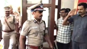  காவலர் குடியிருப்பில் அசிங்கம்.. அரைகுறை ஆடைகளுடன் உலாவிய ஆண் காவலர்! டிஜிபிக்கு பறந்த புகார்!