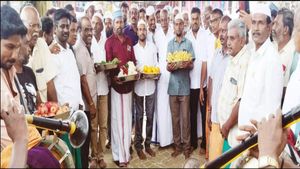 திருப்பூரில் பெருமாள் கோயிலில் யார் பாருங்க.. வாசலில் கையில் தட்டுடன்.. இதுதானே நமக்கு வேணும் சபாஷ் 