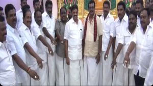 ஜொலித்த தங்க கைச்செயின் - மோதிரம்.. திமுகவினருக்கு தேனி எம்பி தங்க தமிழ்செல்வன் கொடுத்த ‛கிப்ட்’ 