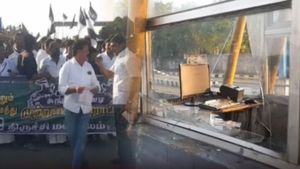  சல்லி சல்லியா நொறுக்கி.. திருச்சி துவாக்குடி டோல்கேட்டை சூறையாடிய போராட்டக்காரர்கள்! கொந்தளிப்பு!