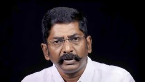134 நாட்கள் சிறைவாசம்..  யூடியூபர் சவுக்கு சங்கர் மதுரை மத்திய சிறையில் இருந்து ஜாமீனில் வெளியே வந்தார் 