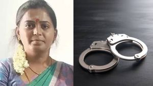 பல ஆண்களை ஏமாற்றிய கல்யாண ராணி சத்யாவின் 'புரோக்கர்' தோழி கைது- கரூரில் தனிப்படையிடம் சிக்கினார் 