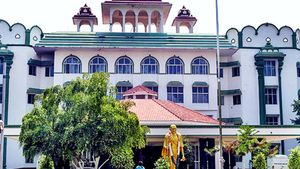  எப்படி படிக்க முடியும்? கல்விக்கு அரசு தரும் முக்கியத்துவம் இதுதானா? உயர்நீதிமன்ற மதுரை கிளை கேள்வி!