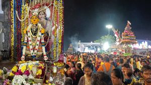 திண்டுக்கல் அகரம் திருவிழா.. கோவில் வளாகத்தில் மட்டும் கொட்டிய மழை... நள்ளிரவிலும் பக்தர்கள் பரவசம்! 