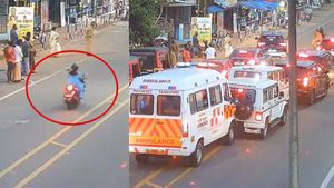 ஸ்கூட்டி ஓட்டும் பெண்களிடம் தப்பவே முடியாதா? கேரளா முதல்வர் பினராயி விஜயனுக்கு நேர்ந்ததை பாருங்க 