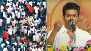 விஜய் சொன்னாலும் கேட்க முடியாது.. காலையிலேயே தவெக தொண்டர்கள் அலப்பறை.. உடைக்கப்பட்ட இருக்கைகள் 