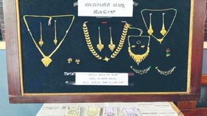 காதலனுக்காக சொந்த வீட்டிலேயே தங்கம்-பணம் திருடிய இளம்பெண்.. எப்படி சிக்கினார் என்பது தான் சுவாரஸ்யம் 
