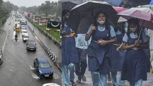 கோவையில் இன்று அரை நாள் பள்ளிகளுக்கு விடுமுறை.. மாணவர்களே நோட் பண்ணுங்க.. மற்ற மாவட்டங்களில் எப்படி? 
