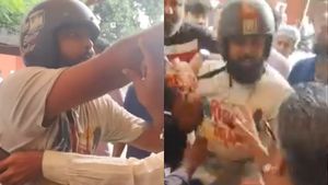 அண்ணா சாப்பிடாதீங்க ப்ளீஸ்.. பிரியாணி இலையை பீடித்துண்டு என நினைத்து.. ரகளையில் ஈடுபட்ட போதை ஆசாமி 