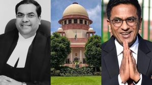 சுப்ரீம் கோர்ட் புதிய தலைமை நீதிபதியாக சஞ்சீவ் கண்ணா பெயரை பரிந்துரைத்தார் சந்திரசூட்.. யார் இவர்? 