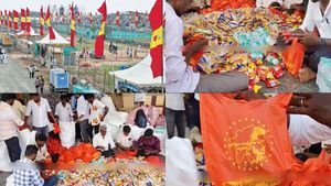  பிஸ்கட், ஸ்நாக்ஸ், தண்ணீர் பாட்டில்.. தவெக மாநாட்டிற்காக 8 லட்சம் சிற்றுண்டி தொகுப்புகள் ரெடி!