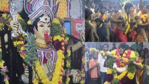 இனி ஆட்டம் பாட்டம் கொண்டாட்டம் தான்! குலசையில் கோலாகலமாக தொடங்கிய தசரா திருவிழா! குவிந்த பக்தர்கள்..!