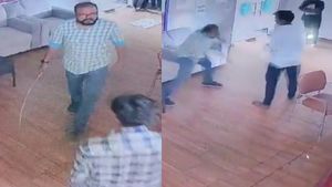  பிரம்படி.. செருப்படி.. நெல்லை நீட் பயிற்சி மையத்தில் கொடூரம்! விடுதியை இழுத்துப் பூட்டிய அதிகாரிகள்!
