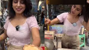  ஒரு ரோஜாவே ரோஜா டீ போட்டு தருகிறதே! இணையத்தை கலக்கும் ’மாடல் சாய் வாலி’ தோழி! கடை எங்கப்பா இருக்கு?!