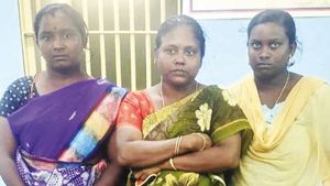 ஈரோட்டில் பிரபல ஜவுளிக்கடையை மிரள வைத்த மூன்று பெண்கள்.. மொத்தமாக சிக்கியது எப்படி? 