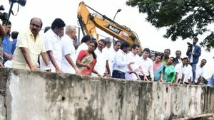 கோவை, சேலத்தையும் மிரட்டிய பேய் மழை.. பாதிக்கப்பட்ட பகுதிகளில் அமைச்சர் செந்தில் பாலாஜி நேரில் ஆய்வு 