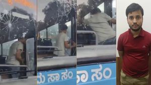கையில் கத்தி.. பெங்களூர் பஸ்சுக்குள் கண்டக்டரை சரமாரியாக குத்திய இளைஞன்.. பீதியில் ஓடிய பயணிகள்
