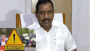 ஓஎஸ் மணியனின் கார் விபத்து.. கோவில் காம்பவுண்டில் மோதியது.. அதிமுக மாஜி அமைச்சருக்கு என்னாச்சு? 