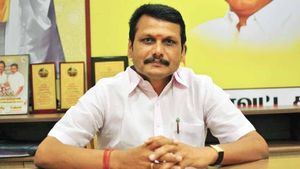 செந்தில் பாலாஜியை சீண்டிய சலூன் கடைக்காரர்.. தட்டித் தூக்கிய போலீஸ்.. கோவையில் பரபரப்பு 