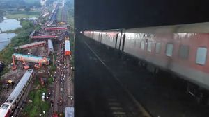 திருவள்ளூர் ரயில் விபத்து.. துரிதகதியில் சீரமைப்பு பணி! போக்குவரத்து தொடங்கியதால் பயணிகள் மகிழ்ச்சி!